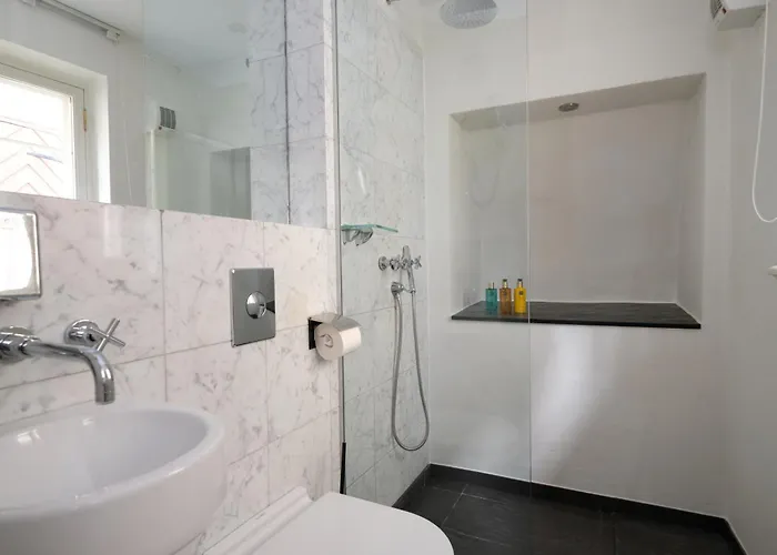 מלון The Three Sisters Old Town 4*