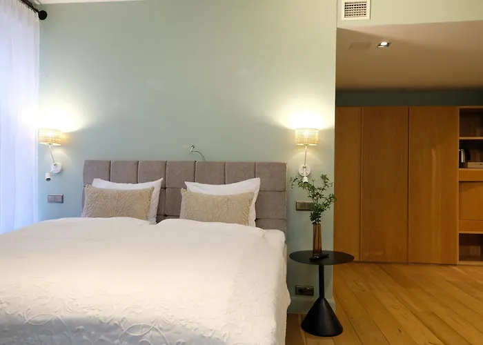 The Three Sisters Old Town מלון 4*