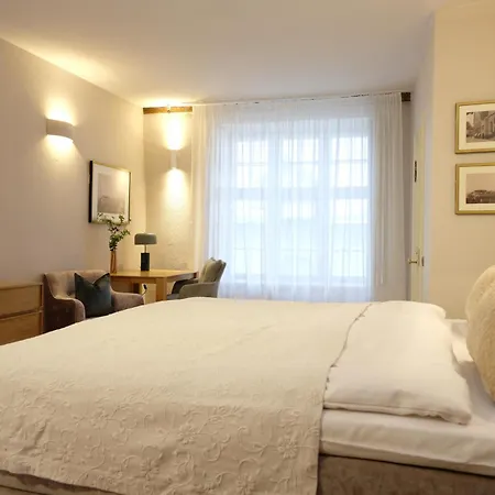 호텔 The Three Sisters Old Town 4*