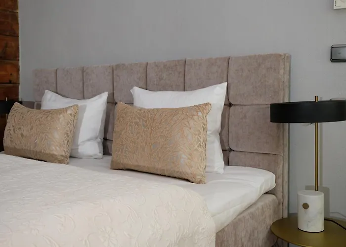 The Three Sisters Old Town